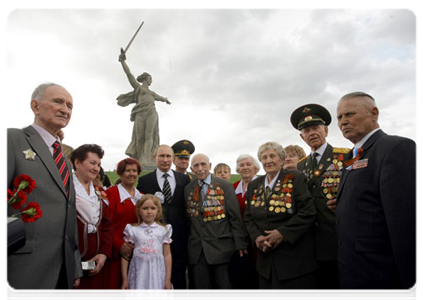 Prime Minister Vladimir Putin tours the Battle of Stalingrad open-air state memorial museum, where he met with veterans of the Great Patriotic War|6 may, 2011|17:20