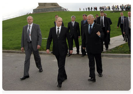 Prime Minister Vladimir Putin tours the Battle of Stalingrad open-air state memorial museum, where he met with veterans of the Great Patriotic War|6 may, 2011|17:20