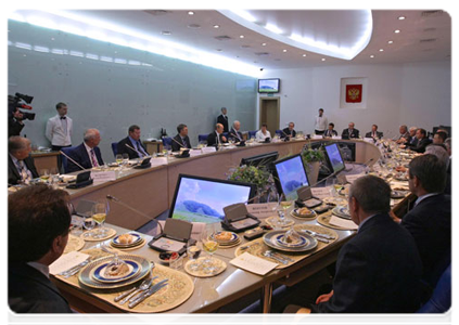 United Russia’s interregional conference session was followed by a luncheon held among governors, lawmakers, and regional leaders from the party|6 may, 2011|22:19