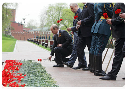 Prime Minister Vladimir Putin at wreath-laying ceremony at the Tomb of Unknown Soldier|8 may, 2011|13:45