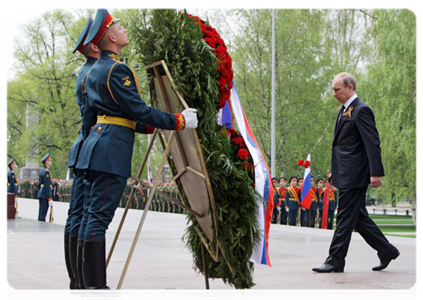 Prime Minister Vladimir Putin at wreath-laying ceremony at the Tomb of Unknown Soldier|8 may, 2011|14:00