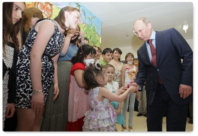 Prime Minister Vladimir Putin visits the Federal Research and Clinical Centre for Children’s Hematology, Oncology and Immunology and talks to the young patients