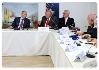 Prime Minister Putin at a meeting with Russian and foreign experts on his visit to the Federal Research and Clinical Centre for Pediatric Hematology, Oncology and Immunology|1 june, 2011|19:27