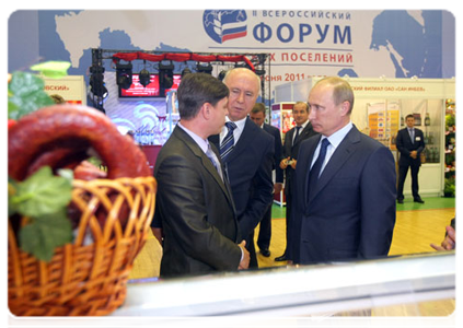 Prime Minister Vladimir Putin at the exhibition of local farming and food processing products in the village of Atemar during trip to Mordovia|10 june, 2011|17:04