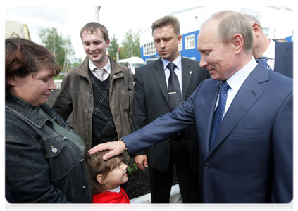 Before visiting the exhibition, Vladimir Putin met with local residents|10 june, 2011|17:04