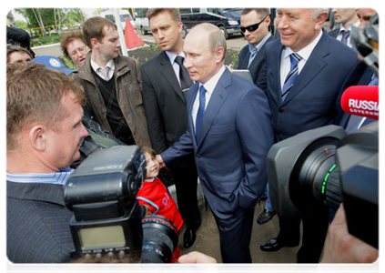 Before visiting the exhibition, Vladimir Putin met with local residents|10 june, 2011|17:04