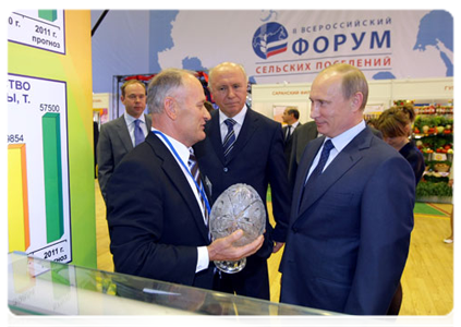 Prime Minister Vladimir Putin at the exhibition of local farming and food processing products in the village of Atemar during trip to Mordovia|10 june, 2011|17:04