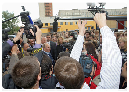 After viewing the exhibit, Vladimir Putin spoke with students from the National Culture Institute, a branch of the Nikolai Ogarev State University of Mordovia|10 june, 2011|20:32