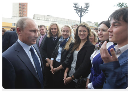 After viewing the exhibit, Vladimir Putin spoke with students from the National Culture Institute, a branch of the Nikolai Ogarev State University of Mordovia|10 june, 2011|20:32