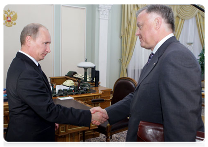 Prime Minister Vladimir Putin at a meeting with Russian Railways CEO Vladimir Yakunin|11 june, 2011|18:46