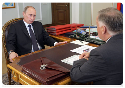 Prime Minister Vladimir Putin at a meeting with Russian Railways CEO Vladimir Yakunin|11 june, 2011|18:46