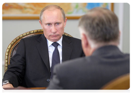 Prime Minister Vladimir Putin at a meeting with Russian Railways CEO Vladimir Yakunin|11 june, 2011|18:46