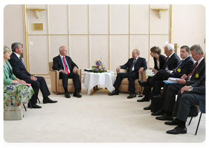 Председатель Правительства Российской Федерации В.В.Путин встретился с Генеральным секретарём Международной организации по стандартизации Робом Стилом|15 июня, 2011|17:31