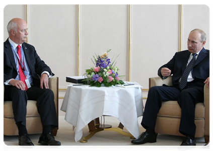 Председатель Правительства Российской Федерации В.В.Путин встретился с Генеральным секретарём Международной организации по стандартизации Робом Стилом|15 июня, 2011|17:31