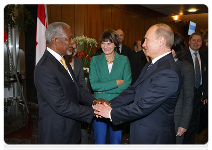 После окончания переговоров с Президентом Швейцарской Конфедерации Мишлин Кальми-Ре В.В.Путин встретился с бывшим Генеральным секретарем ООН Кофи Аннаном|15 июня, 2011|20:29
