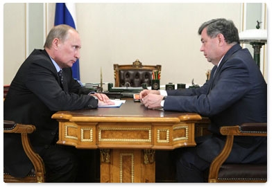 Prime Minister Vladimir Putin meets with Kaluga Region Governor Anataoly Artamonov