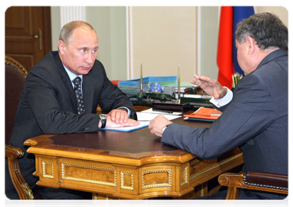 Prime Minister Vladimir Putin meets with Kaluga Region Governor Anataoly Artamonov|18 june, 2011|11:56