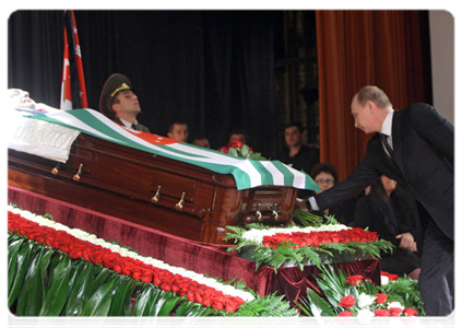 Prime Minister Vladimir Putin pays last respects to Abkhazian President Sergei Bagapsh who died last Sunday|2 june, 2011|14:39