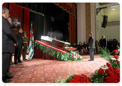 Prime Minister Vladimir Putin pays last respects to Abkhazian President Sergei Bagapsh who died last Sunday|2 june, 2011|14:39