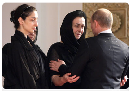 Prime Minister Vladimir Putin pays last respects to Abkhazian President Sergei Bagapsh who died last Sunday|2 june, 2011|14:39