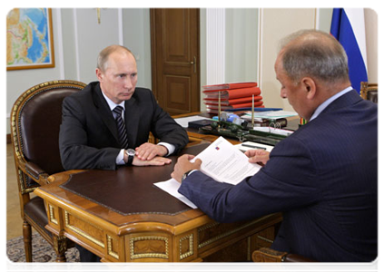 Prime Minister Vladimir Putin at a meeting with Vnesheconombank Chairman Vladimir Dmitriyev|20 june, 2011|12:29