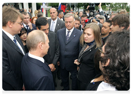 Prime Minister Vladimir Putin and his French counterpart, François Fillon, meeting with young activists of the Russian-French Dialogue association|21 june, 2011|16:01