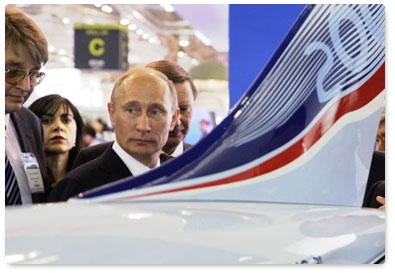 Председатель Правительства Российской Федерации В.В.Путин посетил Международный  авиакосмический салон «Ле-Бурже» вблизи Парижа, где наблюдал за полётами российских самолётов Бе-200 и «Сухой Суперджет-100»