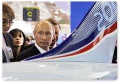 Председатель Правительства Российской Федерации В.В.Путин посетил Международный  авиакосмический салон «Ле-Бурже» вблизи Парижа, где наблюдал за полётами российских самолётов Бе-200 и «Сухой Суперджет-100»