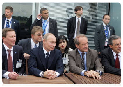 Председатель Правительства Российской Федерации В.В.Путин посетил Международный  авиакосмический салон «Ле-Бурже» вблизи Парижа, где наблюдал за полётами российских самолётов Бе-200 и «Сухой Суперджет-100»|21 июня, 2011|21:30