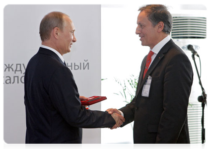 Председатель Правительства Российской Федерации В.В.Путин вручил награды французским астронавтам за заслуги в освоении космоса|21 июня, 2011|21:29