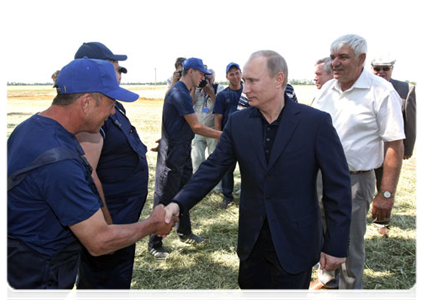 Prime Minister Vladimir Putin visits a cooperative farm and talks with its workers|23 june, 2011|18:20