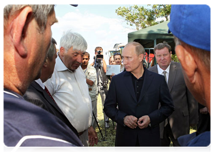 Prime Minister Vladimir Putin visits a cooperative farm and talks with its workers|23 june, 2011|18:20