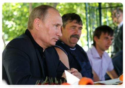 Prime Minister Vladimir Putin visits a cooperative farm and talks with its workers|23 june, 2011|18:20