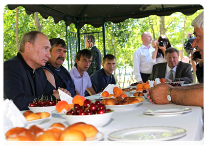 Prime Minister Vladimir Putin visits a cooperative farm and talks with its workers|23 june, 2011|18:20