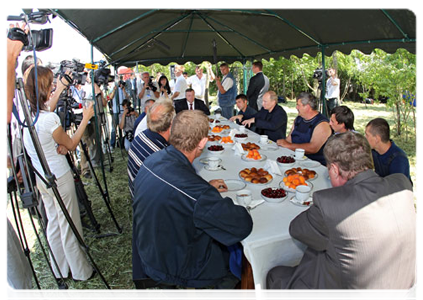 Prime Minister Vladimir Putin visits a cooperative farm and talks with its workers|23 june, 2011|18:20