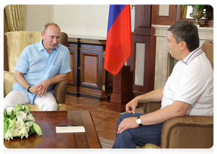 Prime Minister Vladimir Putin arrives in the Crimea on a private visit, meets with Ukrainian President Viktor Yanukovych|25 june, 2011|15:39