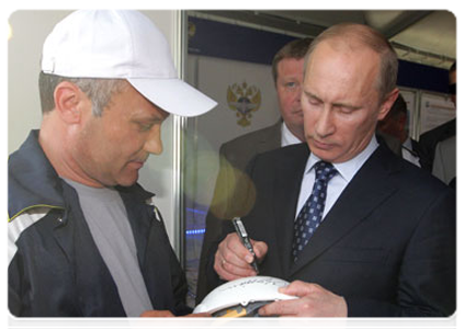 Prime Minister Vladimir Putin meets with builders of the Big Novorossiisk Tunnel on the North Caucasus Railway|3 june, 2011|19:58