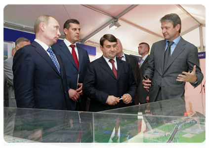 Prime Minister Vladimir Putin is shown an exhibition devoted to the history of the Novorossiisk transport hub development|3 june, 2011|20:02