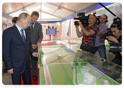 Prime Minister Vladimir Putin is shown an exhibition devoted to the history of the Novorossiisk transport hub development|3 june, 2011|20:02