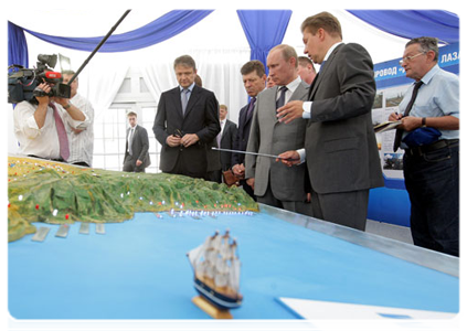 Before commissioning the Dzhubga-Lazarevskoye-Sochi gas pipeline, Vladimir Putin visited an exhibition devoted to its construction|6 june, 2011|16:51