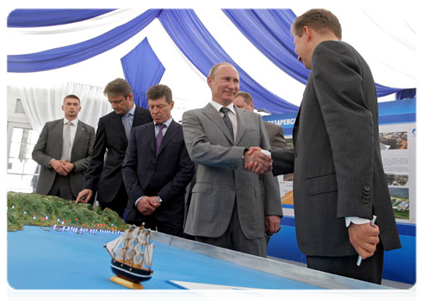 Before commissioning the Dzhubga-Lazarevskoye-Sochi gas pipeline, Vladimir Putin visited an exhibition devoted to its construction|6 june, 2011|16:51