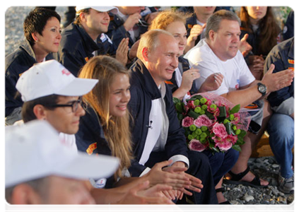 Председатель Правительства Российской Федерации В.В.Путин встретился в Сочи с первой сменой стройотряда - победителями акции «Стройотряд «Авторадио», а также артистами – участниками акции|6 июня, 2011|21:31