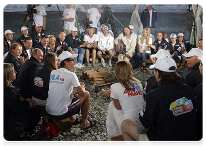 Председатель Правительства Российской Федерации В.В.Путин встретился в Сочи с первой сменой стройотряда - победителями акции «Стройотряд «Авторадио», а также артистами – участниками акции|7 июня, 2011|10:21