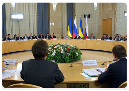 Prime Minister Vladimir Putin speaking with Ukrainian Prime Minister Mykola Azarov at an extended meeting during the eighth session of the Committee for Economic Cooperation|7 june, 2011|19:08