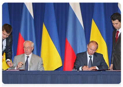 Following Russian-Ukrainian talks in Moscow, Vladimir Putin and Mykola Azarov sign the Russian-Ukrainian Economic Cooperation Programme for 2011-2020 and the protocol of the eighth meeting of the Russian-Ukrainian Interstate Commission’s Economic Cooperation Committee|7 june, 2011|21:54