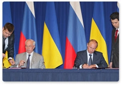 Following Russian-Ukrainian talks in Moscow, Vladimir Putin and Mykola Azarov sign the Russian-Ukrainian Economic Cooperation Programme for the Period from 2011 until 2020 and the protocol of the eighth meeting of the Russian-Ukrainian Interstate Commission’s Economic Cooperation Committee