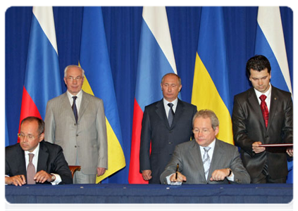 Following Russian-Ukrainian talks in Moscow, Vladimir Putin and Mykola Azarov sign the Russian-Ukrainian Economic Cooperation Programme for 2011-2020 and the protocol of the eighth meeting of the Russian-Ukrainian Interstate Commission’s Economic Cooperation Committee|7 june, 2011|21:58