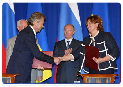 Following Russian-Ukrainian talks in Moscow, Vladimir Putin and Mykola Azarov sign the Russian-Ukrainian Economic Cooperation Programme for 2011-2020 and the protocol of the eighth meeting of the Russian-Ukrainian Interstate Commission’s Economic Cooperation Committee|7 june, 2011|21:58