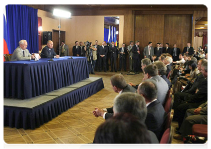 Председатель Правительства Российской Федерации В.В.Путин и Премьер-министр Украины Н.Я.Азаров провели совместную пресс-конференцию по итогам заседания Комитета по вопросам экономического сотрудничества|7 июня, 2011|22:04