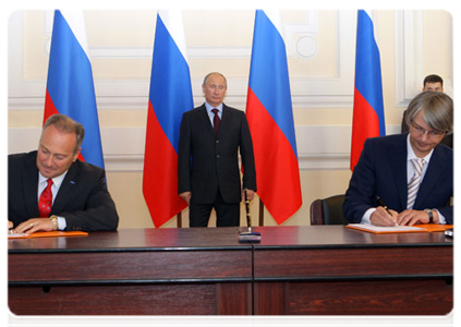 Representatives of the Ford Motor Company and Sollers sign a joint venture agreement in the presence of Prime Minister Vladimir Putin|8 june, 2011|19:32